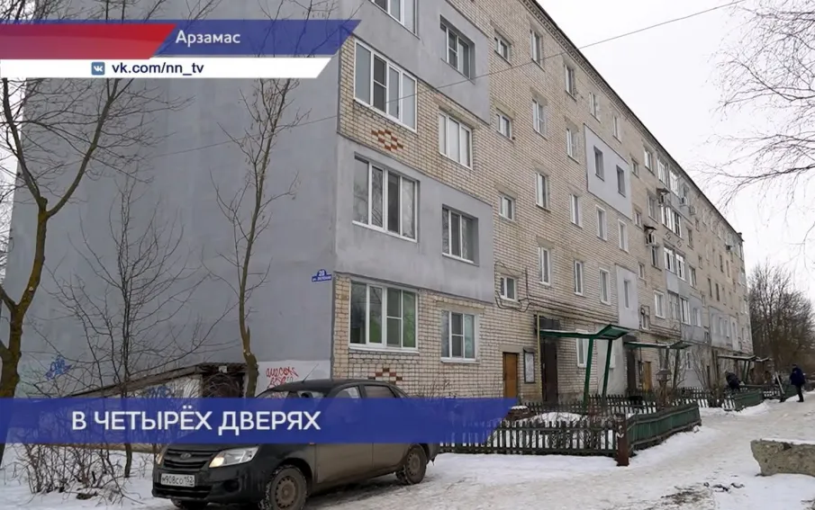 Жители дома № 28 по улице Зелёной в Арзамасе пожаловались на нарушение сроков проведения ремонта